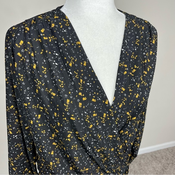 DEX V-NECK PLEATED LONG SLEEVE BLOUSE IN BLACK AND YELLOW PRINT SIZE SMALL - Picture 10 of 16